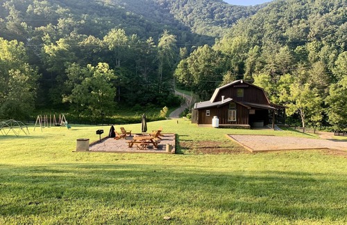 Ironto Cabin | Mountain Creek Lodge located within 20 minutes of Virginia Tech