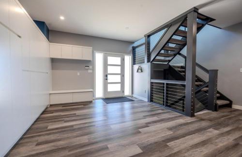 East Kootenay House | Mountain Crest Retreat - BBQ, Hot Tub, Theatre