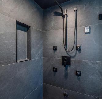 East Kootenay House | Mountain Crest Retreat - BBQ, Hot Tub, Theatre