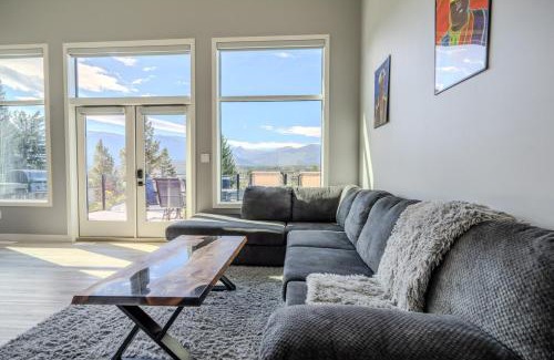 East Kootenay House | Mountain Crest Retreat - BBQ, Hot Tub, Theatre