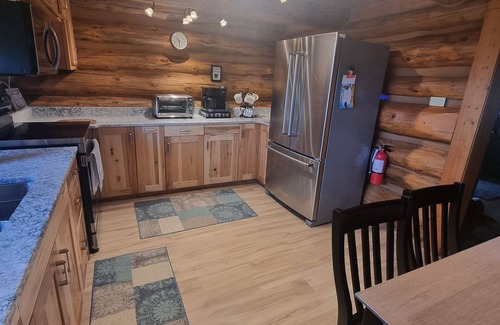 Deadwood Cabin | Mountain Crest: Seclusion and Serenity Await at Our Rustic Mountain Hideaway