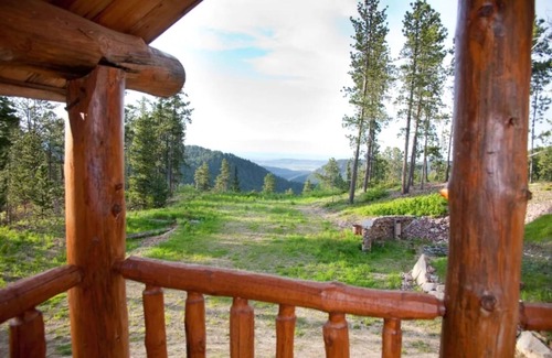 Deadwood Cabin | Mountain Crest: Seclusion and Serenity Await at Our Rustic Mountain Hideaway