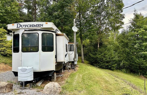 Cosby House | Mountain Dreams, up to date camper with WiFi & fireplace