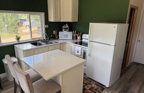 Bailey House | Mountain Escape Cabin with hottub. Pet Friendly!