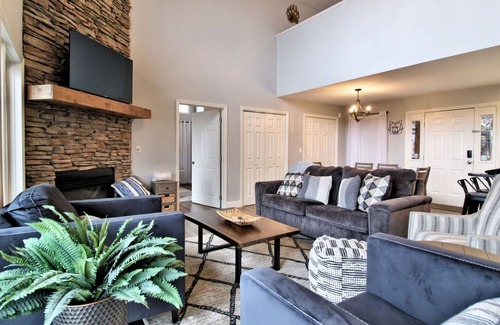 Chalet Village Cabin | Mountain Escape Chalet-Paradise!
