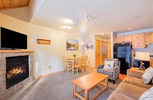 Estes Park Condo | Mountain Escape on Fall River w/HOT TUB!