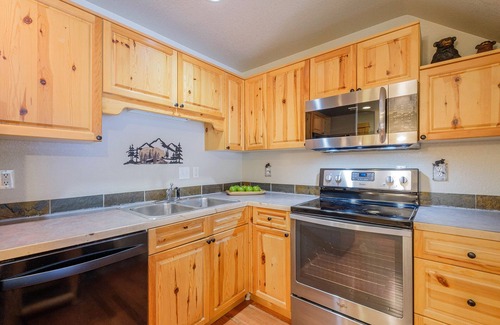 Estes Park Condo | Mountain Escape on Fall River w/HOT TUB!