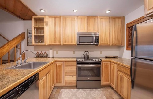 Crested Butte House | Mountain Escape w/stunning views, hot tub. 5 minute walk to mtn biking, hiking!