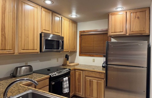 Crested Butte House | Mountain Escape w/stunning views, hot tub. 5 minute walk to mtn biking, hiking!
