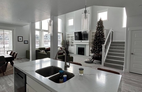 Draper House | Mountain Estate l Spa & Stream by house l Hike, Mountain Bike & Ski mins away