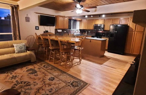 Cascade House | Mountain family style home overlooking Pike's Peak national forest
