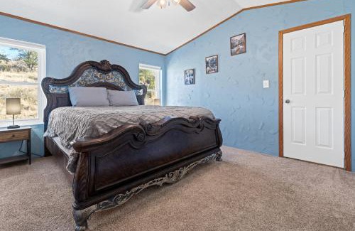Canon City House | Mountain Farm Stay, Alpacas and Views, Royal Gorge 15min