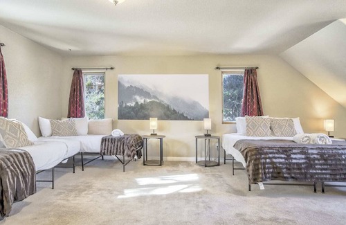 Cascade-Chipita Park House | Mountain Getaway with HotTub, Ping Pong, Gym