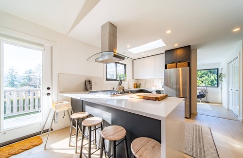 Regional District of Nanaimo House | Mountain Garden Oasis Getaway