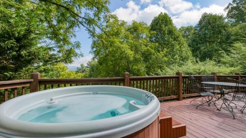 Waynesville House | Mountain Gem by AvantStay Incredible Views