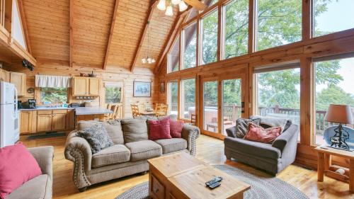 Waynesville House | Mountain Gem by AvantStay Incredible Views