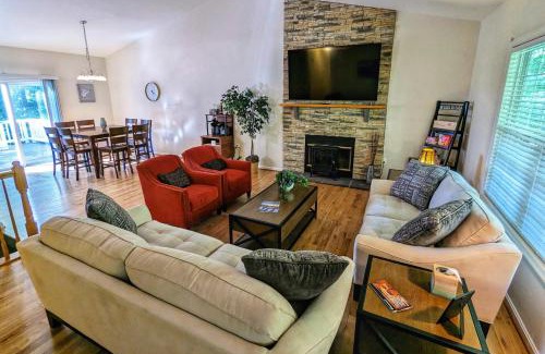 Kabletown House | Mountain Getaway - 7 beds, 2 King - Large Common Area