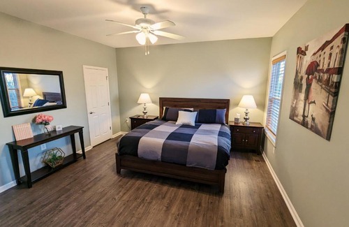 Kabletown House | Mountain Getaway - 7 beds, 2 King - Large Common Area