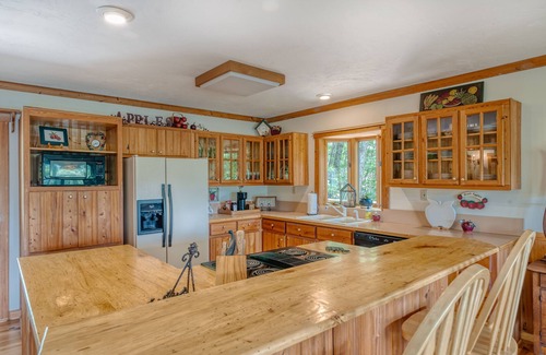 Cullowhee House | Mountain Getaway~Hot Tub~Fire Pit~Lake Glenville ~Fully Equipped Kitchen