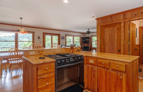 Cullowhee House | Mountain Getaway~Hot Tub~Fire Pit~Lake Glenville ~Fully Equipped Kitchen