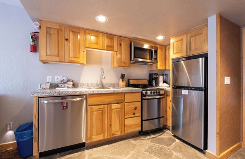 Olympic Valley Hotel | Mountain Getaway | 3 Spacious Rooms w/Full Kitchen and Free Parking