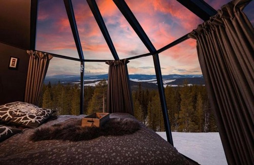 Jokkmokk Municipality House | Mountain Glass Room Luxury getaway for two - wild nature experience in Sweden