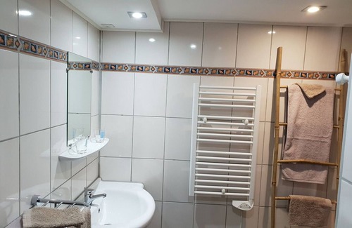 Ventron Bed & Breakfast | Mountain guest rooms, pets allowed