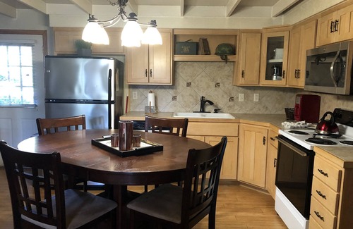 Mount Ida Cottage | Mountain Harbor Forest View Lodge cottage by RedAwning