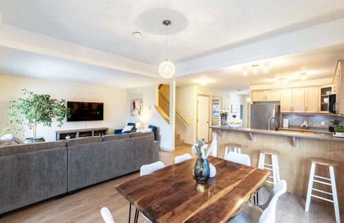 Whitehorse House | Mountain Haus w/HOT TUB & large backyard w/firepit. Only 7 mins to downtown