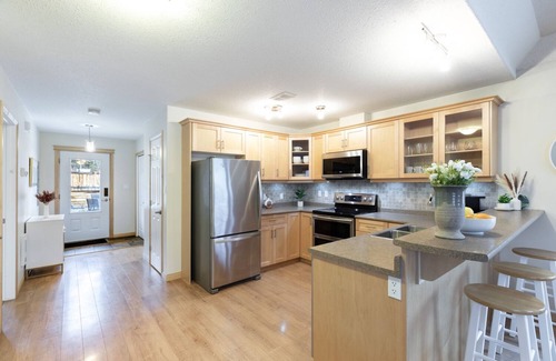 Whitehorse House | Mountain Haus w/HOT TUB & large backyard w/firepit. Only 7 mins to downtown