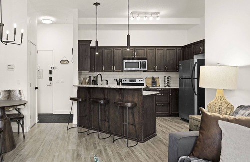 Canmore Condo | ★Mountain Haven★Pool&HotTub☆King Bed☆AC☆BBQ/Patio!