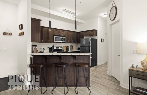 Canmore Condo | ★Mountain Haven★Pool&HotTub☆King Bed☆AC☆BBQ/Patio!