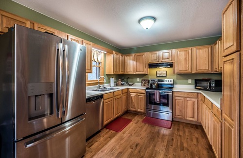 Blue Ridge Cabin | 🌲Mountain Hideaway 📶WiFi 💦 Hot tub, 🐶 friendly Fenced Yard, EV charger🔌
