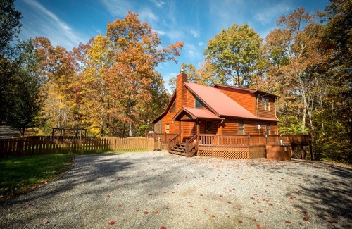 Blue Ridge Cabin | 🌲Mountain Hideaway 📶WiFi 💦 Hot tub, 🐶 friendly Fenced Yard, EV charger🔌