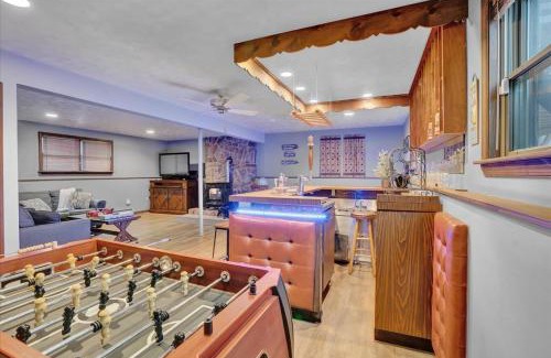 Lake Harmony House | Mountain Holidays-Sleeps 18 Firepit Bar & Gameroom