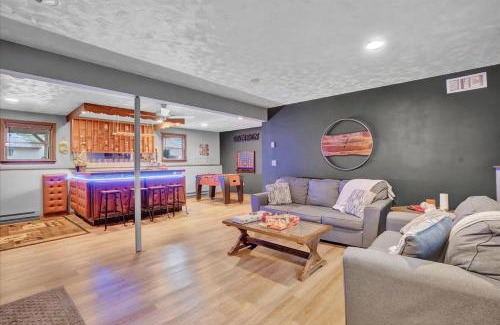 Lake Harmony House | Mountain Holidays-Sleeps 18 Firepit Bar & Gameroom