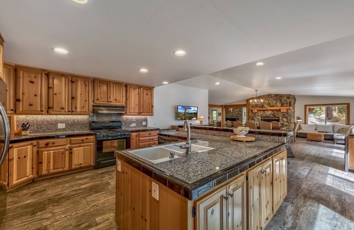 Skyland House | Mountain Home, Close to Beach, Hot Tub and Shuffle Board