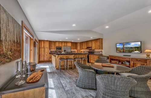 Skyland House | Mountain Home, Close to Beach, Hot Tub and Shuffle Board