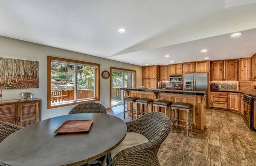 Skyland House | Mountain Home, Close to Beach, Hot Tub and Shuffle Board