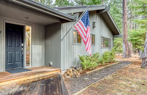 Black Butte Ranch House | Mountain home with private hot tub, 5 pools, gym, bikes, grill, fireplace & AC