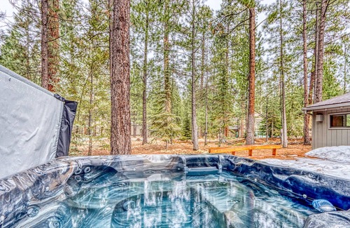 Black Butte Ranch House | Mountain home with private hot tub, 5 pools, gym, bikes, grill, fireplace & AC