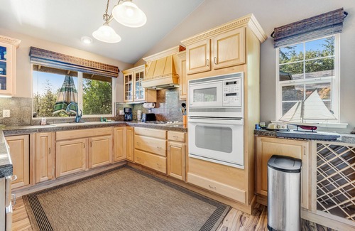 Groveland House | Mountain Home w/a Game Room, Private Hot Tub, & Free WiFi