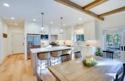 Oregon Water Wonderland House | Mountain Home with Private Hot Tub and River Access!