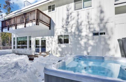 Oregon Water Wonderland House | Mountain Home with Private Hot Tub and River Access!