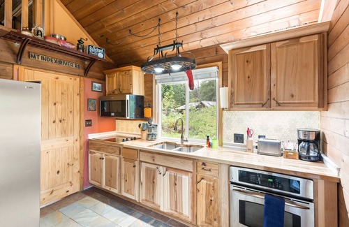 Gold Bar Cottage | Mountain House w/stunning mountain views, spacious yard, outdoor living area w/hot tub, WiFi