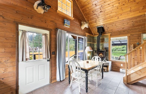 Gold Bar Cottage | Mountain House w/stunning mountain views, spacious yard, outdoor living area w/hot tub, WiFi