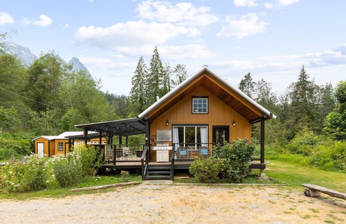Gold Bar Cottage | Mountain House w/stunning mountain views, spacious yard, outdoor living area w/hot tub, WiFi