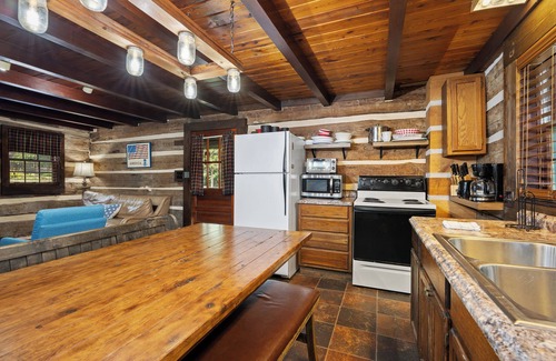 Maggie Valley Cabin | MOUNTAIN JOY COTTAGES #5 - STARS AND STRIPES