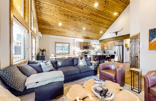 Ronald Cabin | Mountain/lake escape with game room, fast WiFi & Roslyn Ridge amenities
