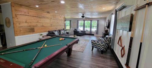 Topton House | Mountain Lake Retreat I Getaway with Stunning Views